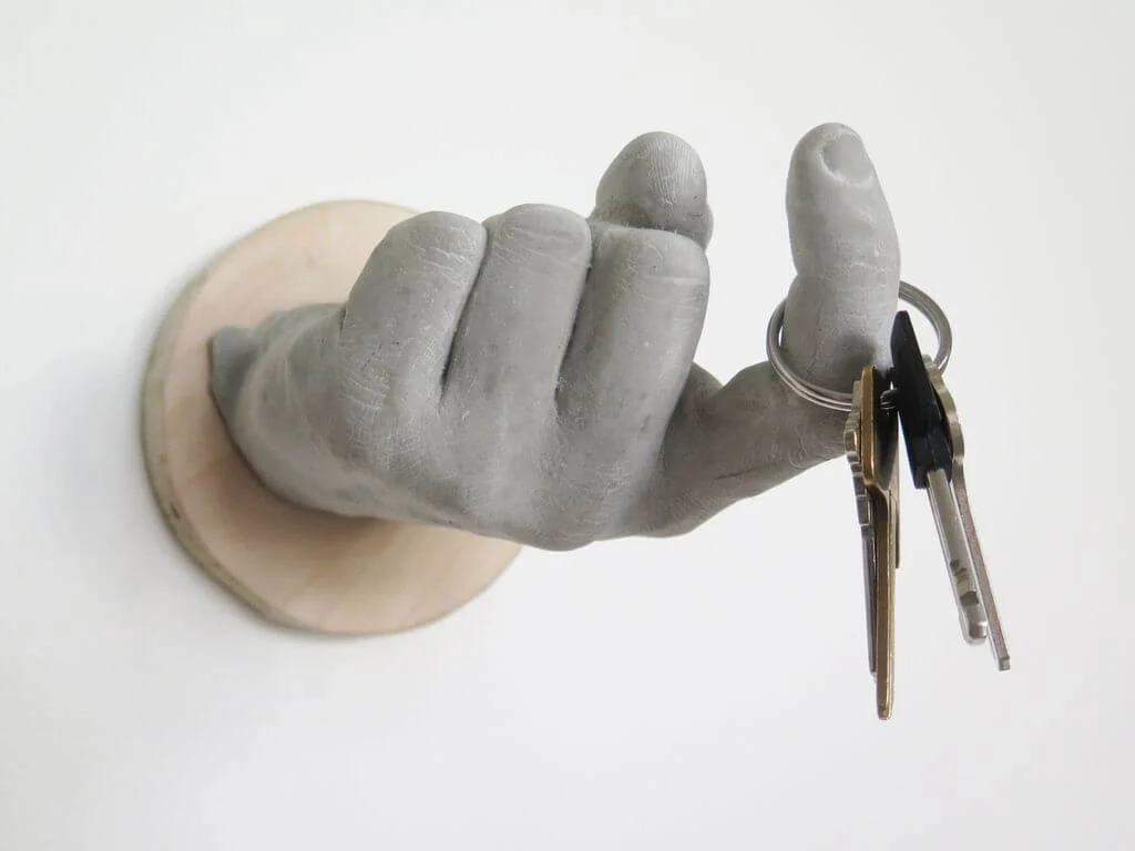 A hand that is holding a bunch of keys
