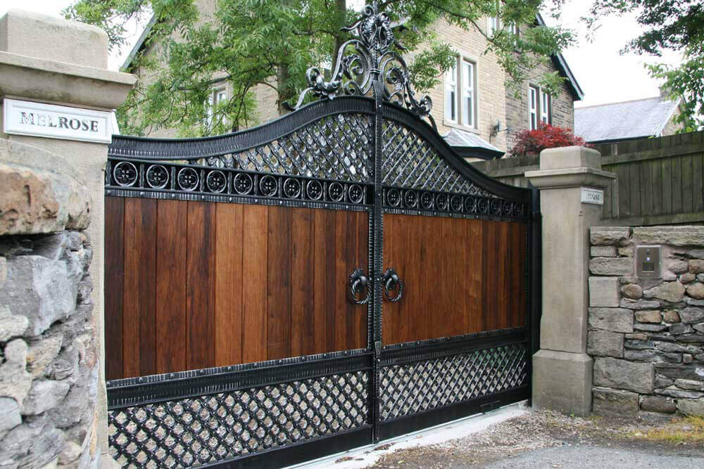  Simple Iron Crown Big Gate With A Wooden Shield