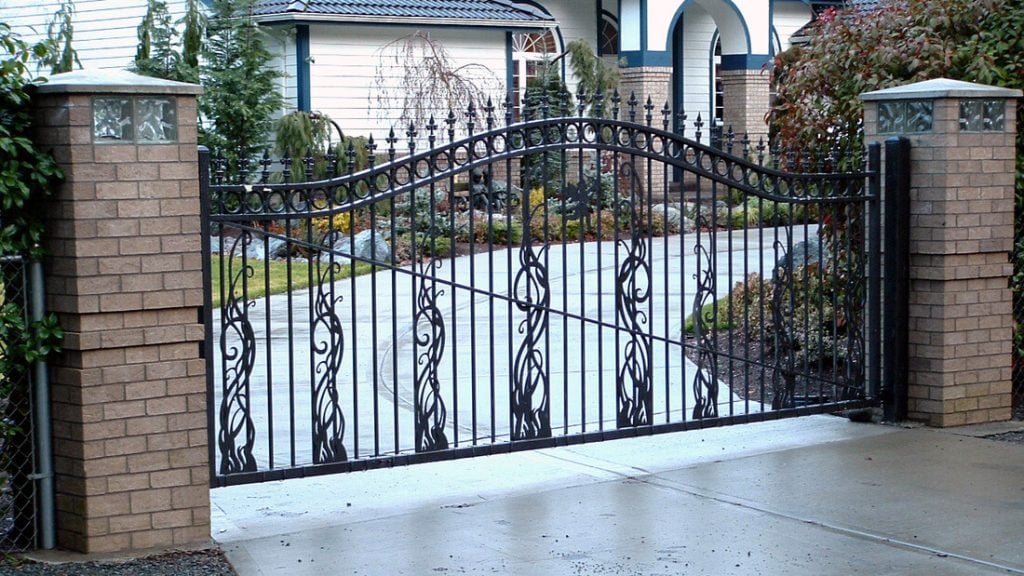 Wide Iron Detailed Simple Gate Design for Small House