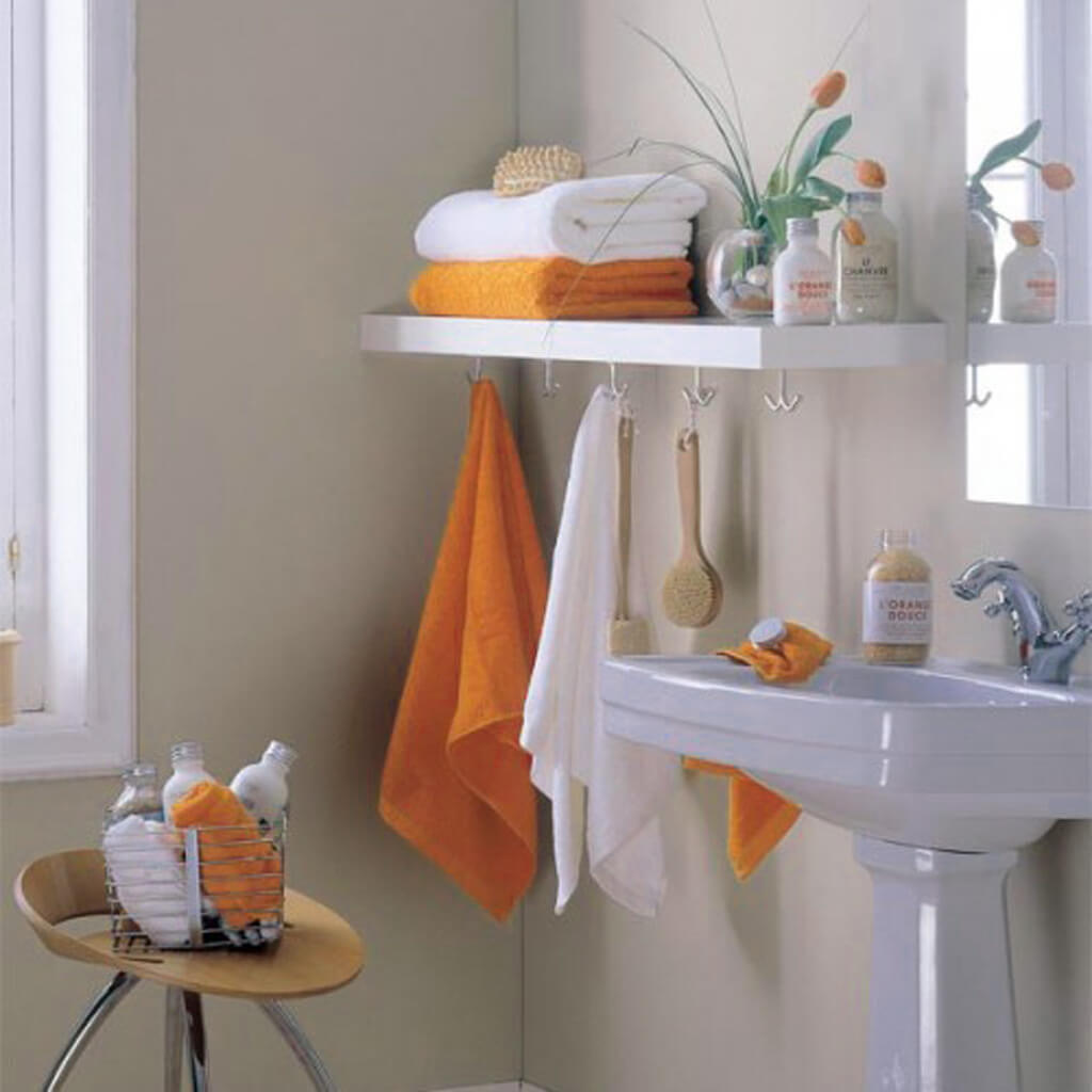 A white sink sitting under a bathroom mirror
