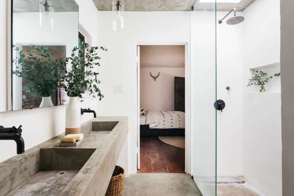 A bathroom with a sink and a mirror
