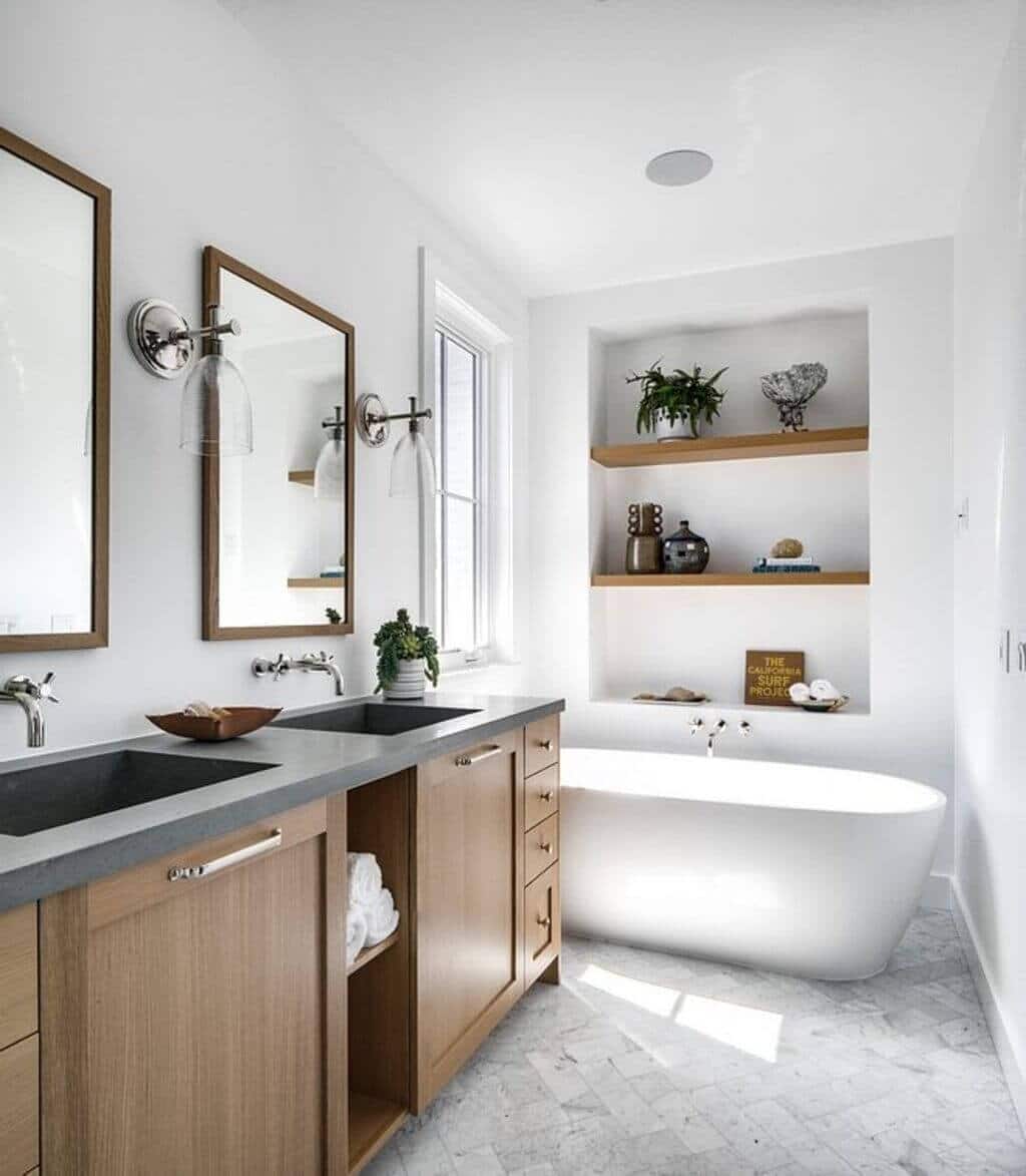 A bathroom with two sinks and a bathtub
