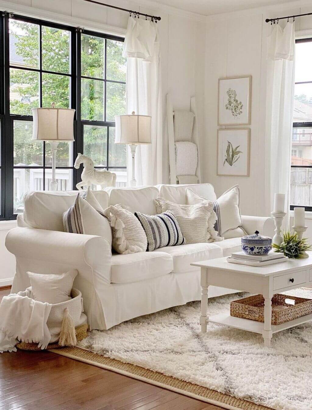 Simple and Traditional: Warm Farmhouse Living Room