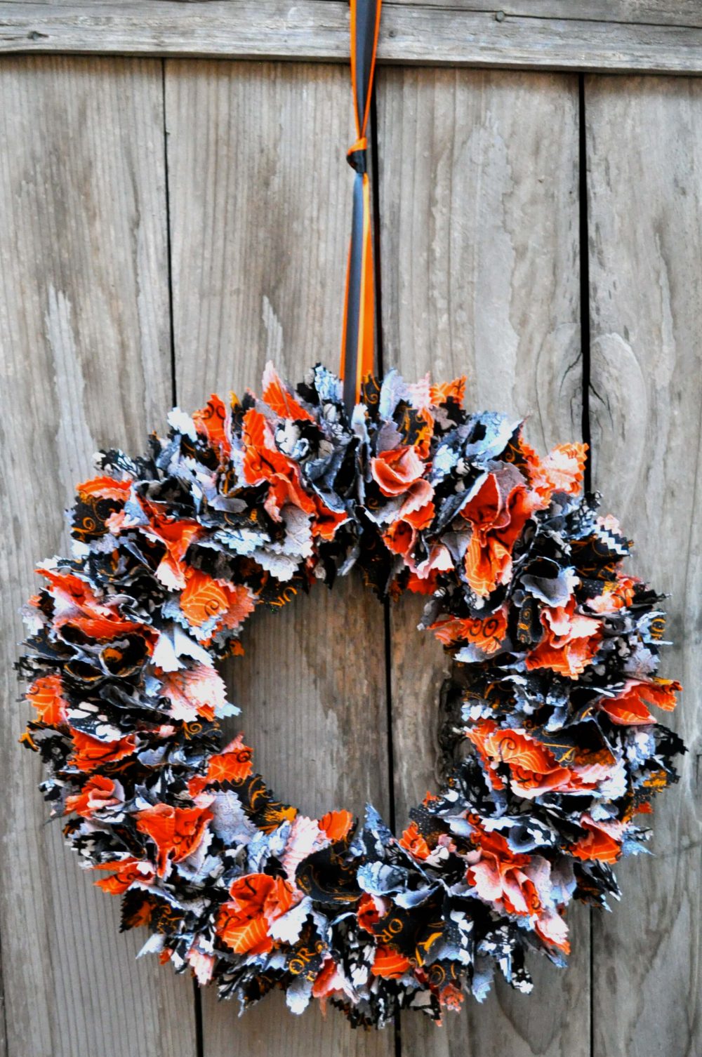 A wreath is hanging on a wooden door
