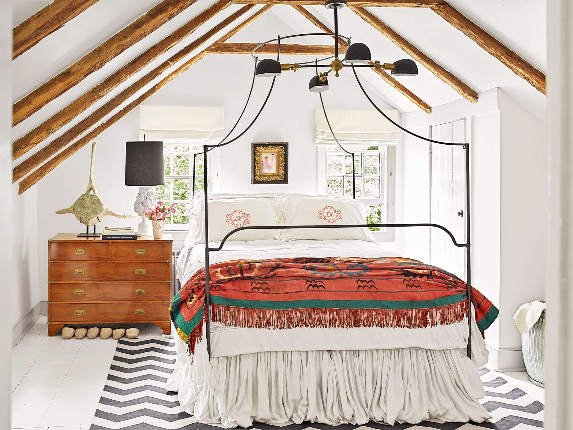 Vintage Accents Bedroom Design Trends