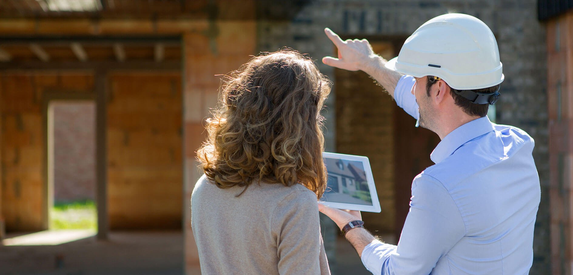  A man and a woman are looking at a house
