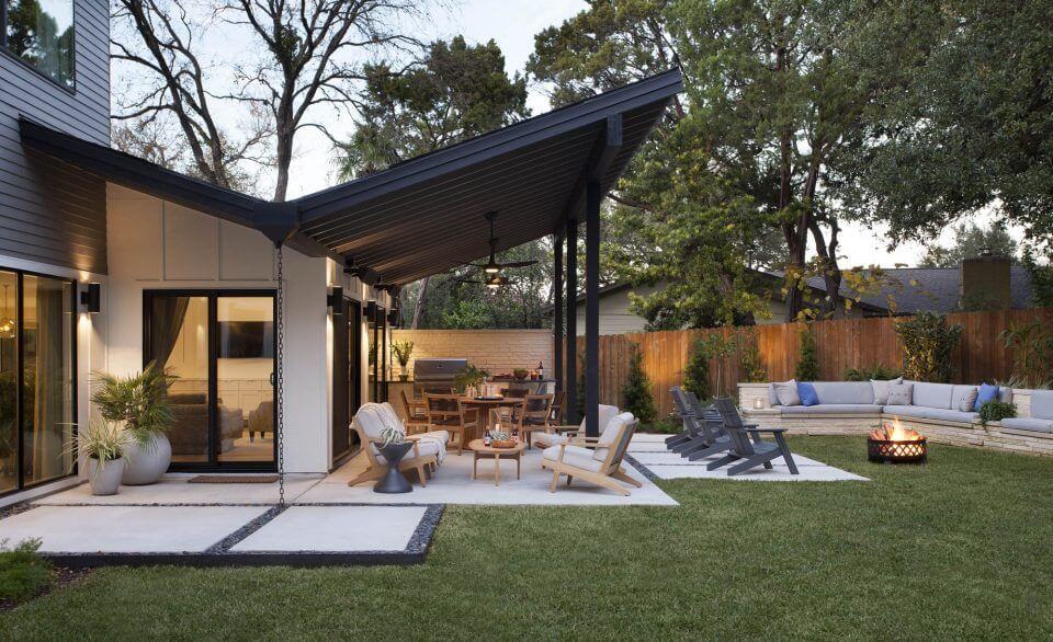 A backyard with a fire pit and patio furniture
