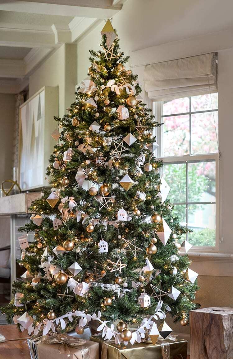 A decorated christmas tree in a living room
