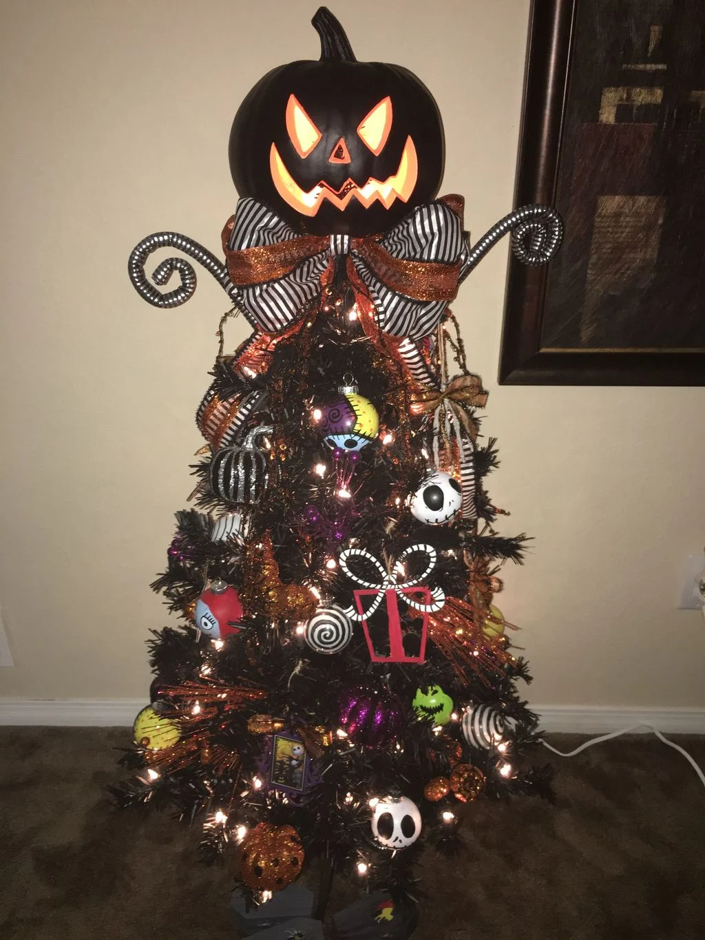 Black Mask Halloween Tree