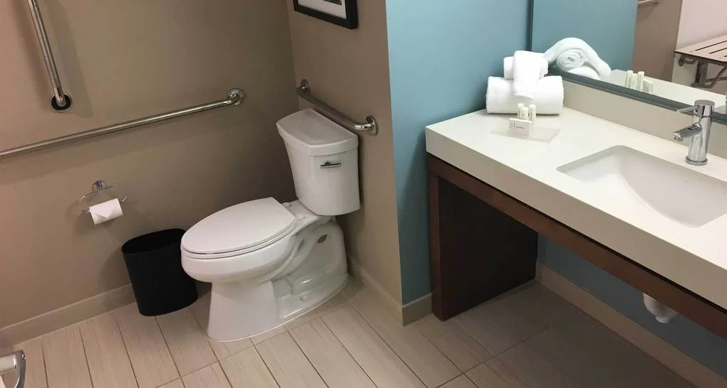 ada bathroom layout