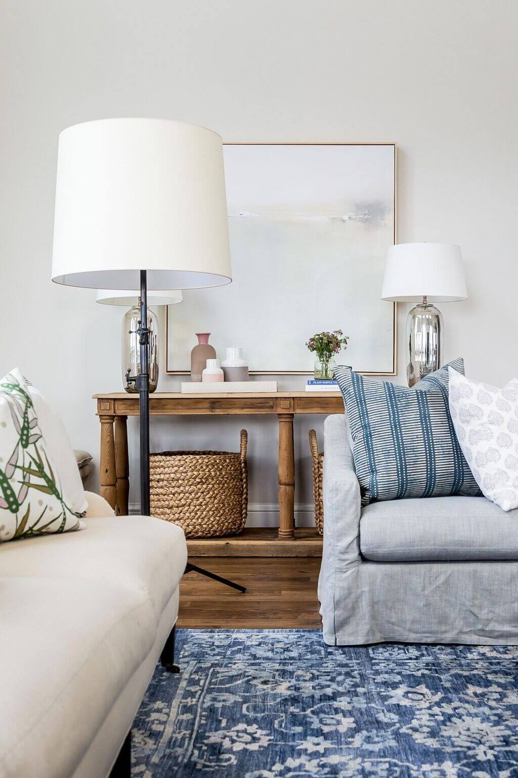 A living room filled with furniture and a lamp
