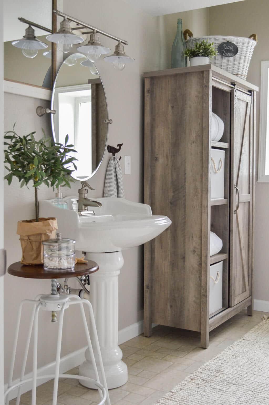 A white sink sitting under a bathroom mirror
