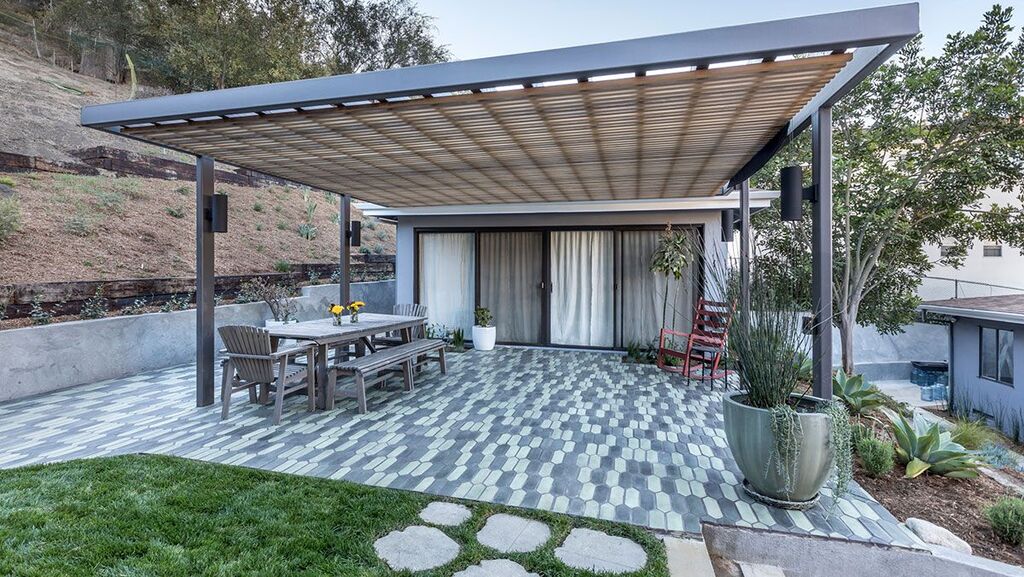 Low-Hung Horizontal Open Porch Ceiling