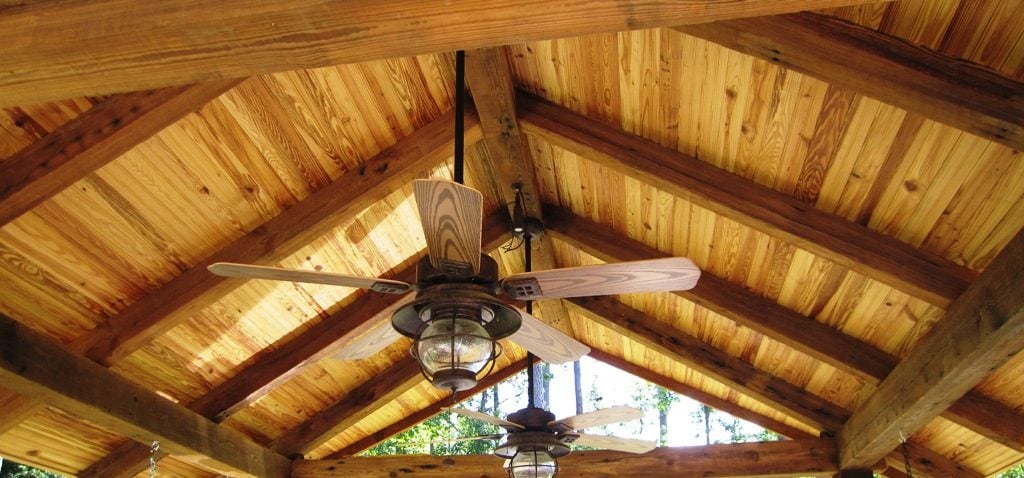 A ceiling with a ceiling fan and a light fixture
