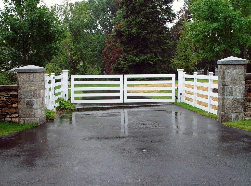 Clean Lined House Modern Gate Design