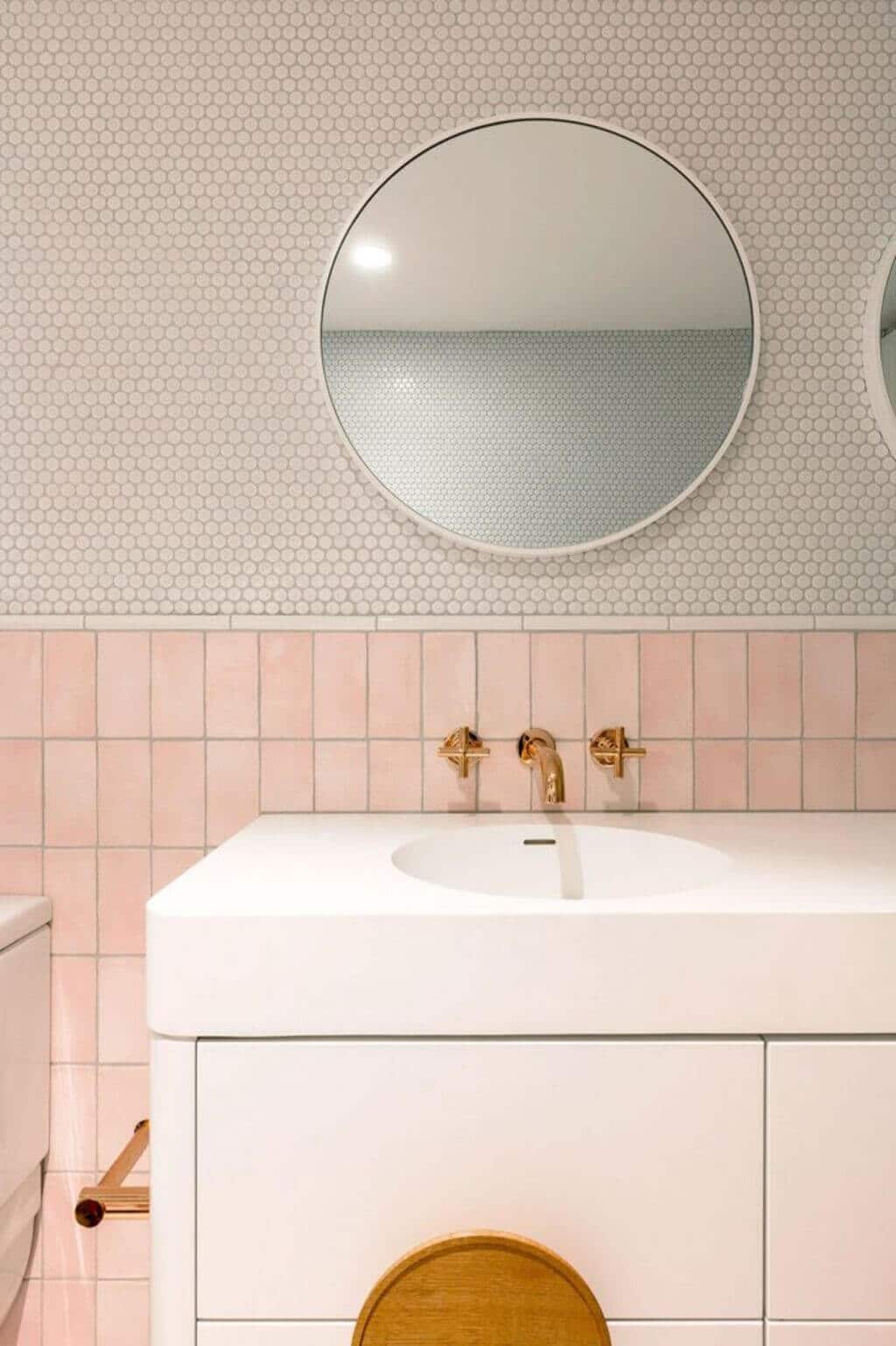 bathroom tile with Contrasting Scales