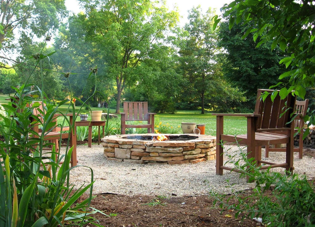 Diy Fire Pit Ideas: Partially Covered Fire Pit 