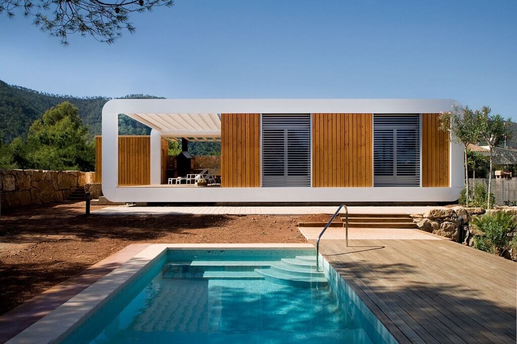 Uma casa com piscina no meio 