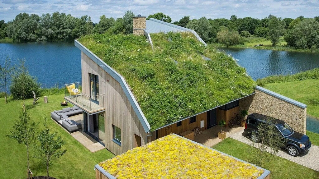 Vista aérea de uma casa com telhado verde 