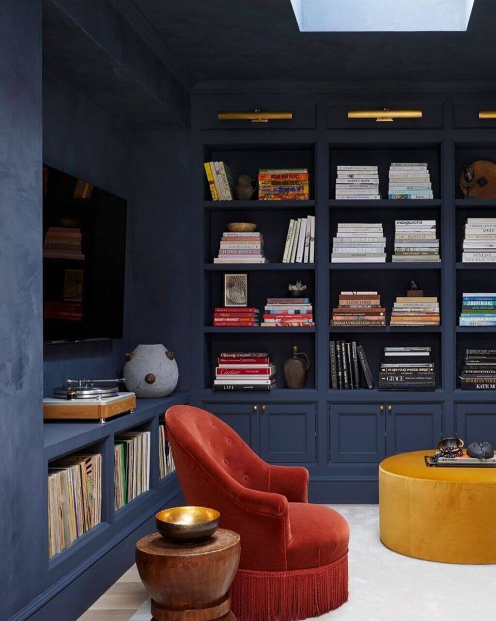 A living room filled with lots of books and furniture
