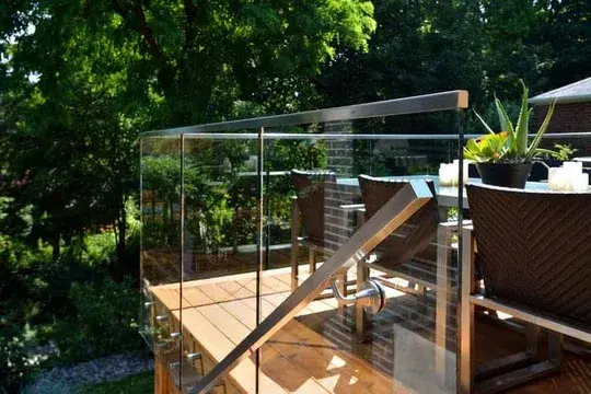 Metal and Glass Railing for a Contemporary Aesthetic