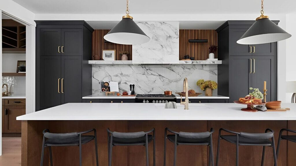 Contrasting tone in kitchen